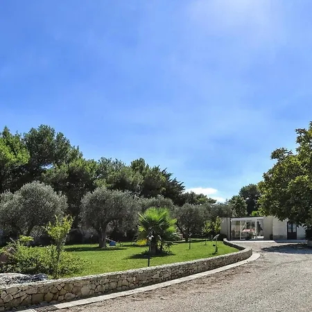 Menhir Vila *